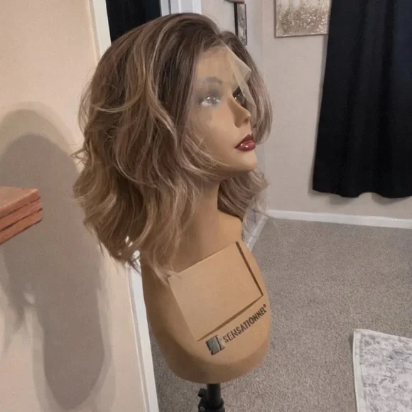 New with lace attached Chelsey smith cosmetics - Picture 6 of 7